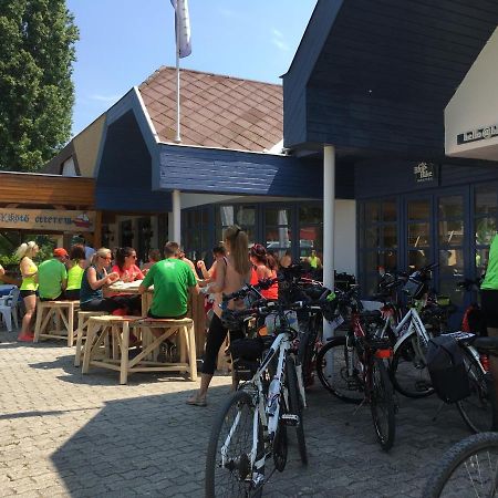 Blue Bike Hostel Balatonszárszó Eksteriør bilde